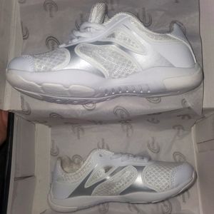 Cheer sneakers size 13Y. Chassé spotlight S1942. Brand new. White